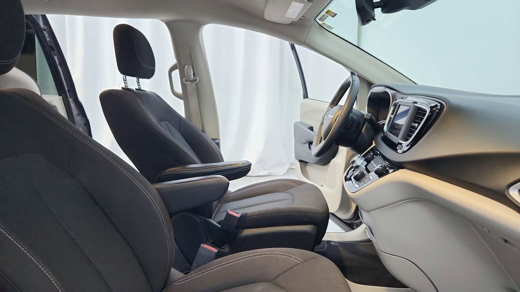 Used 2023 Chrysler Voyager LX image 31