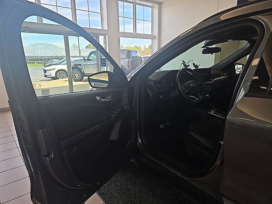 Used 2023 Ford Escape ST-Line w/ Tech Pack #1 AWD/4WD image 11