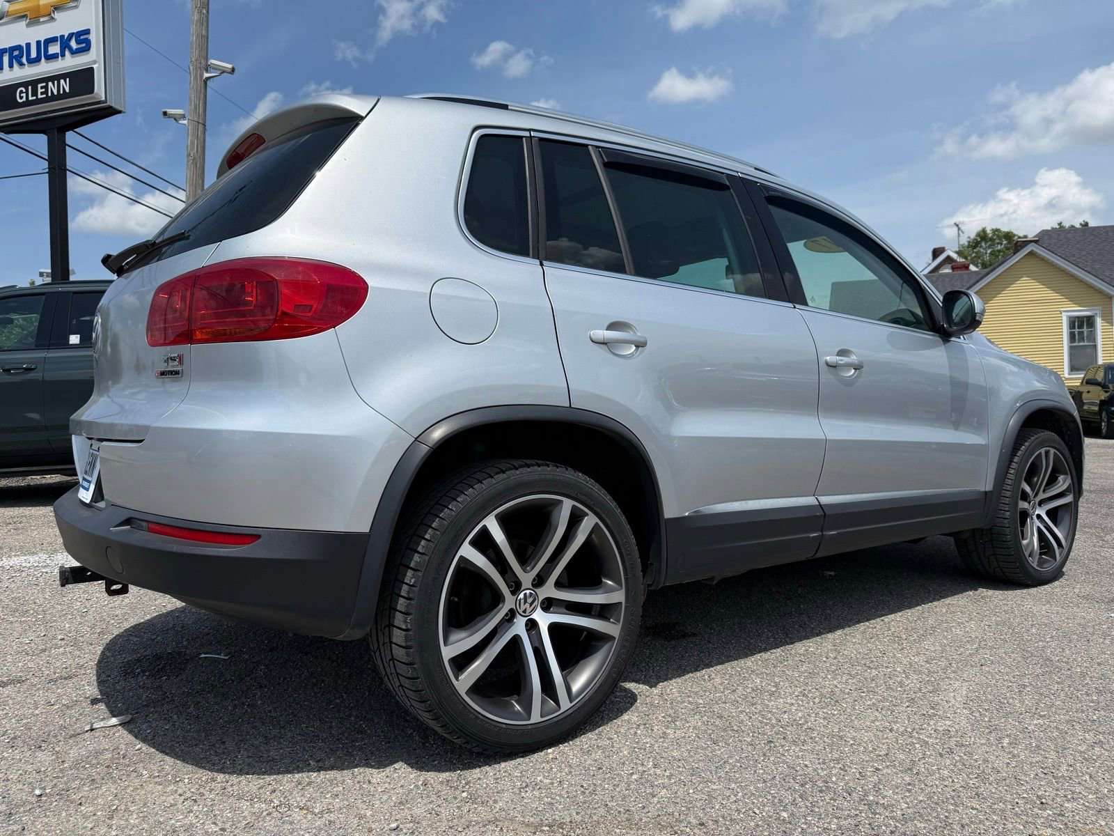 Used 2017 Volkswagen Tiguan SEL AWD/4WD image 8