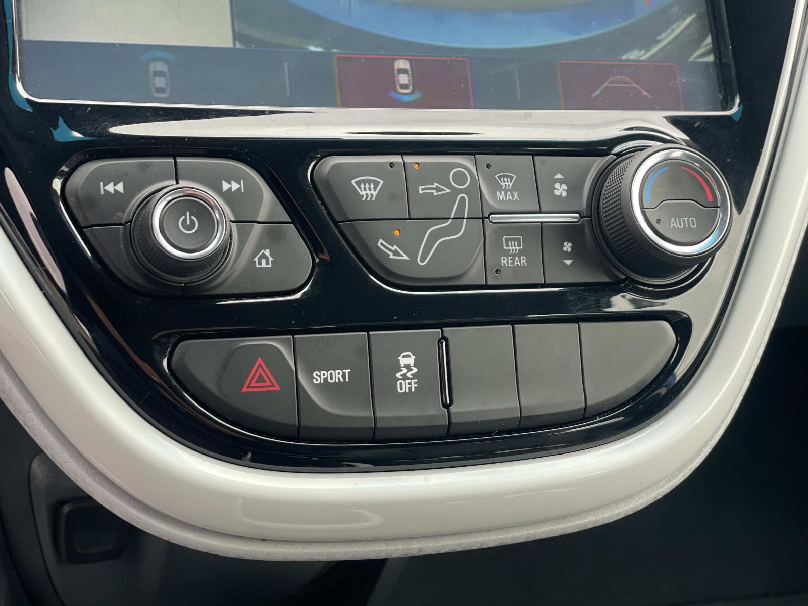 Used 2019 Chevrolet Bolt Premier w/ Infotainment Package FWD image 16