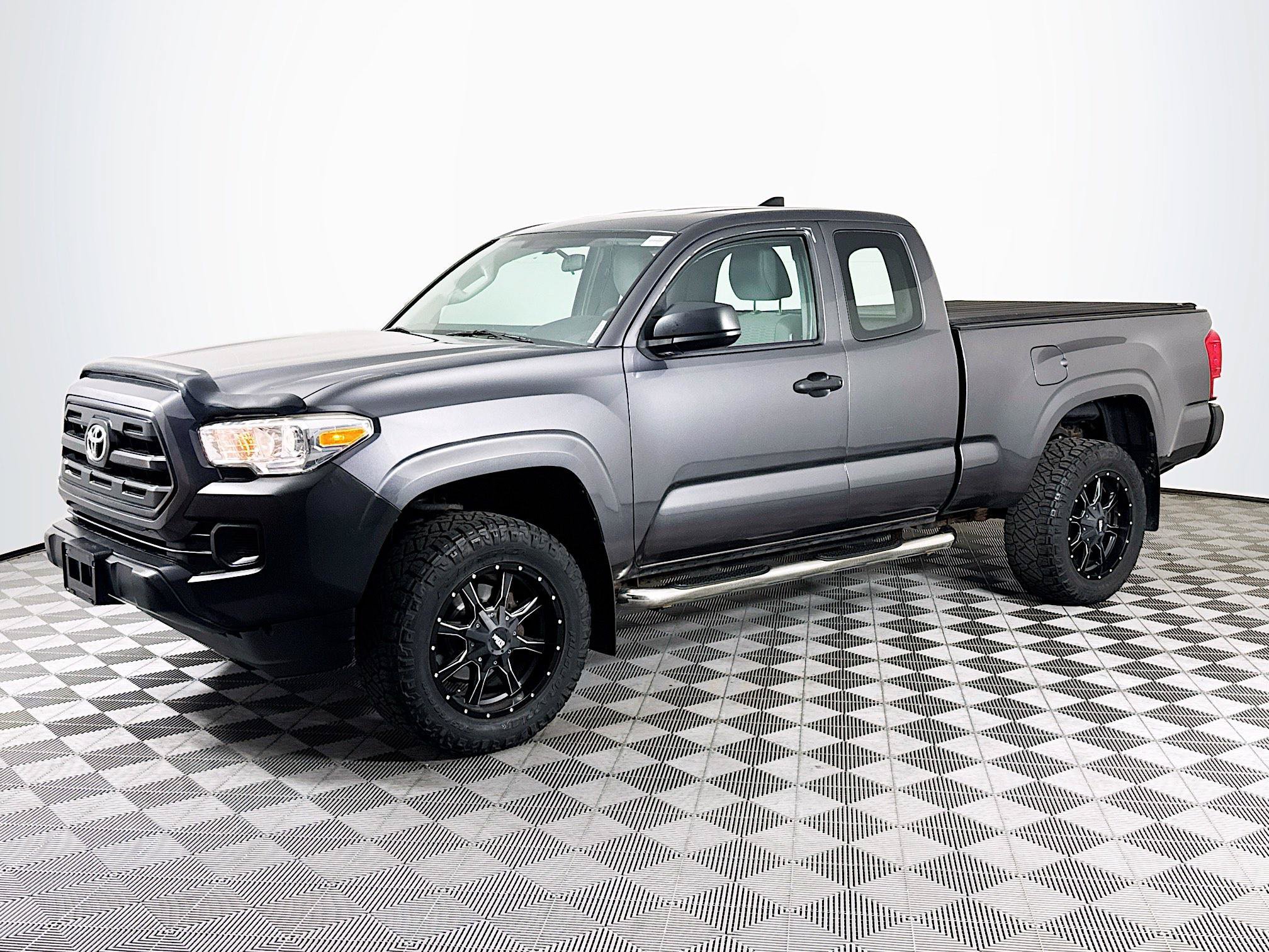 Used 2017 Toyota Tacoma SR AWD/4WD image 4