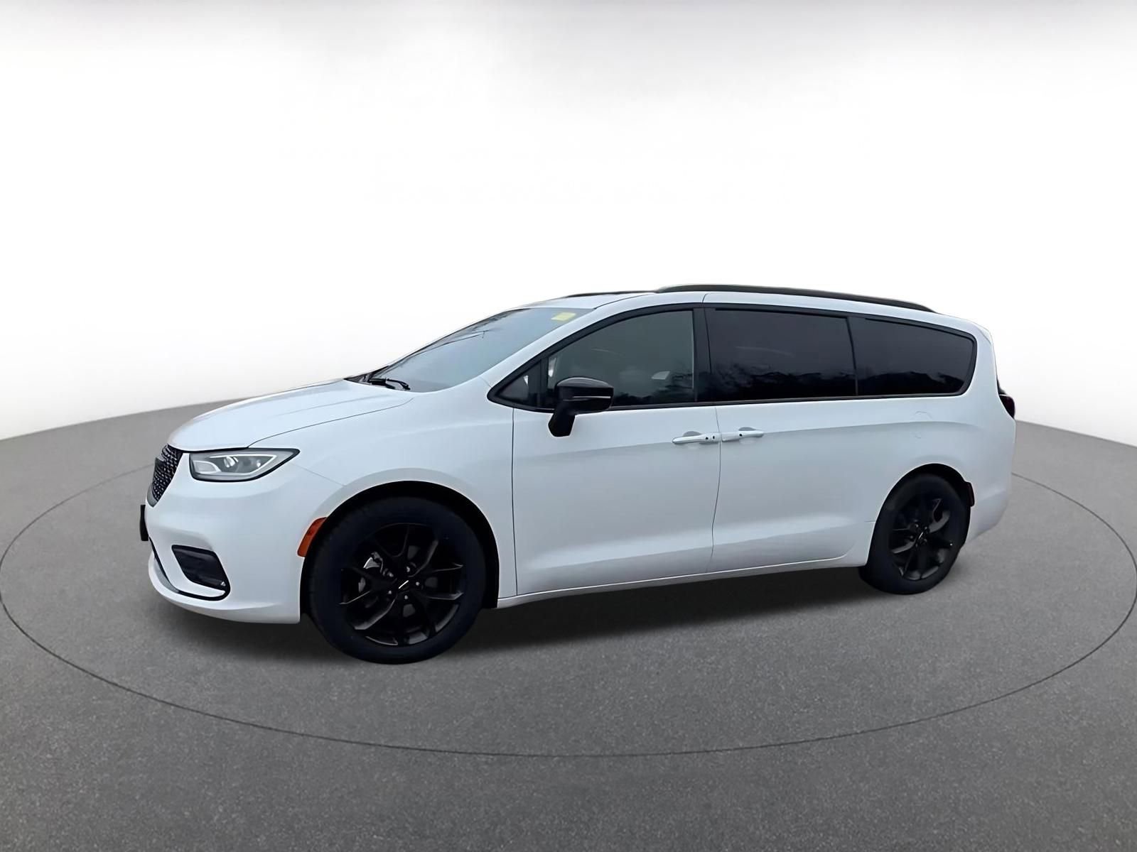 Used 2025 Chrysler Pacifica Limited image 8