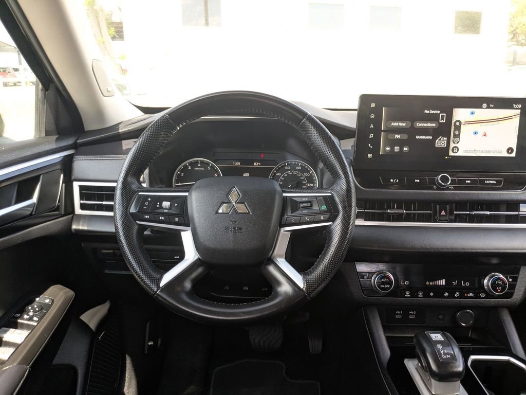 Used 2025 Mitsubishi Outlander SE image 24