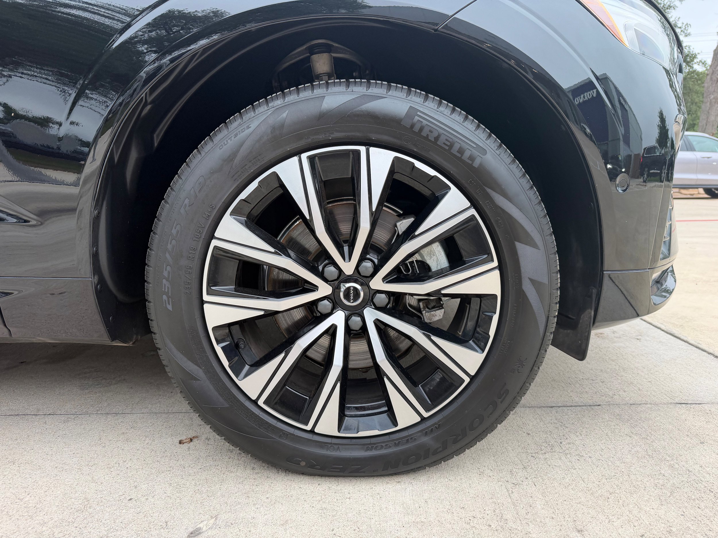 Certified 2025 Volvo XC60 B5 Plus AWD/4WD image 9