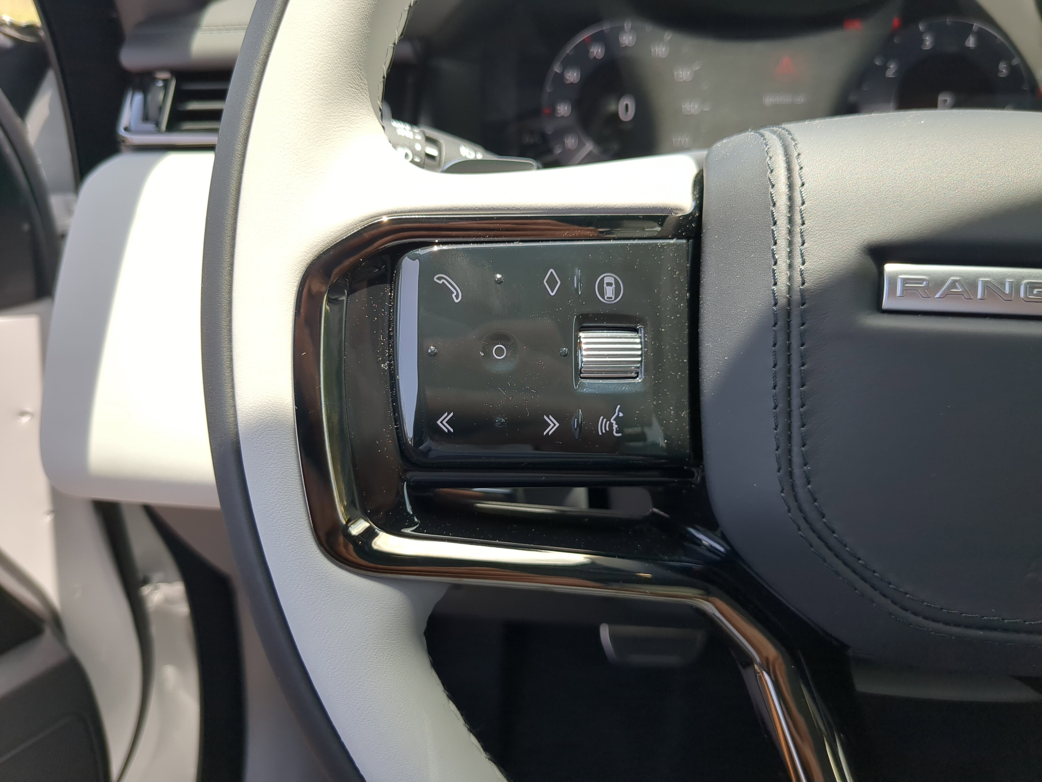 New 2026 Land Rover Range Rover Velar Dynamic SE image 27