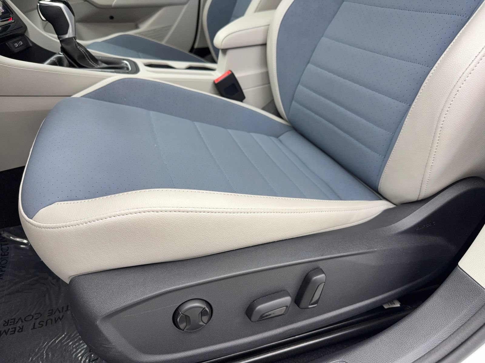 Used 2025 Volkswagen Jetta SE w/ Sunroof Package FWD image 34