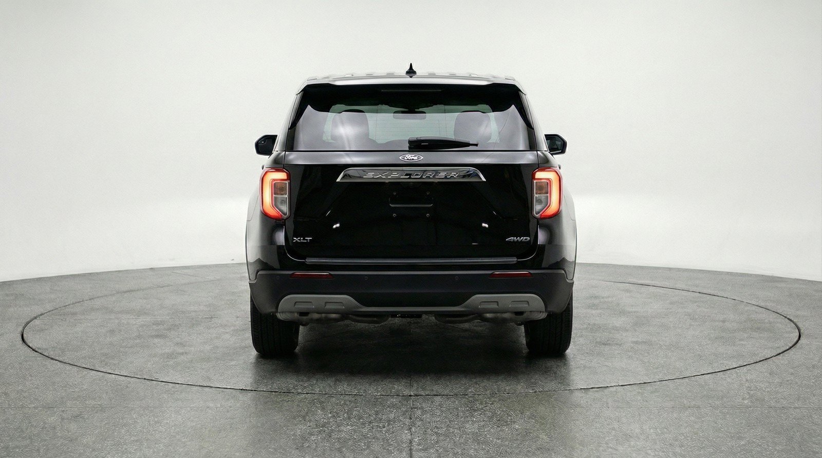 Used 2024 Ford Explorer XLT w/ Equipment Group 202A RWD image 7