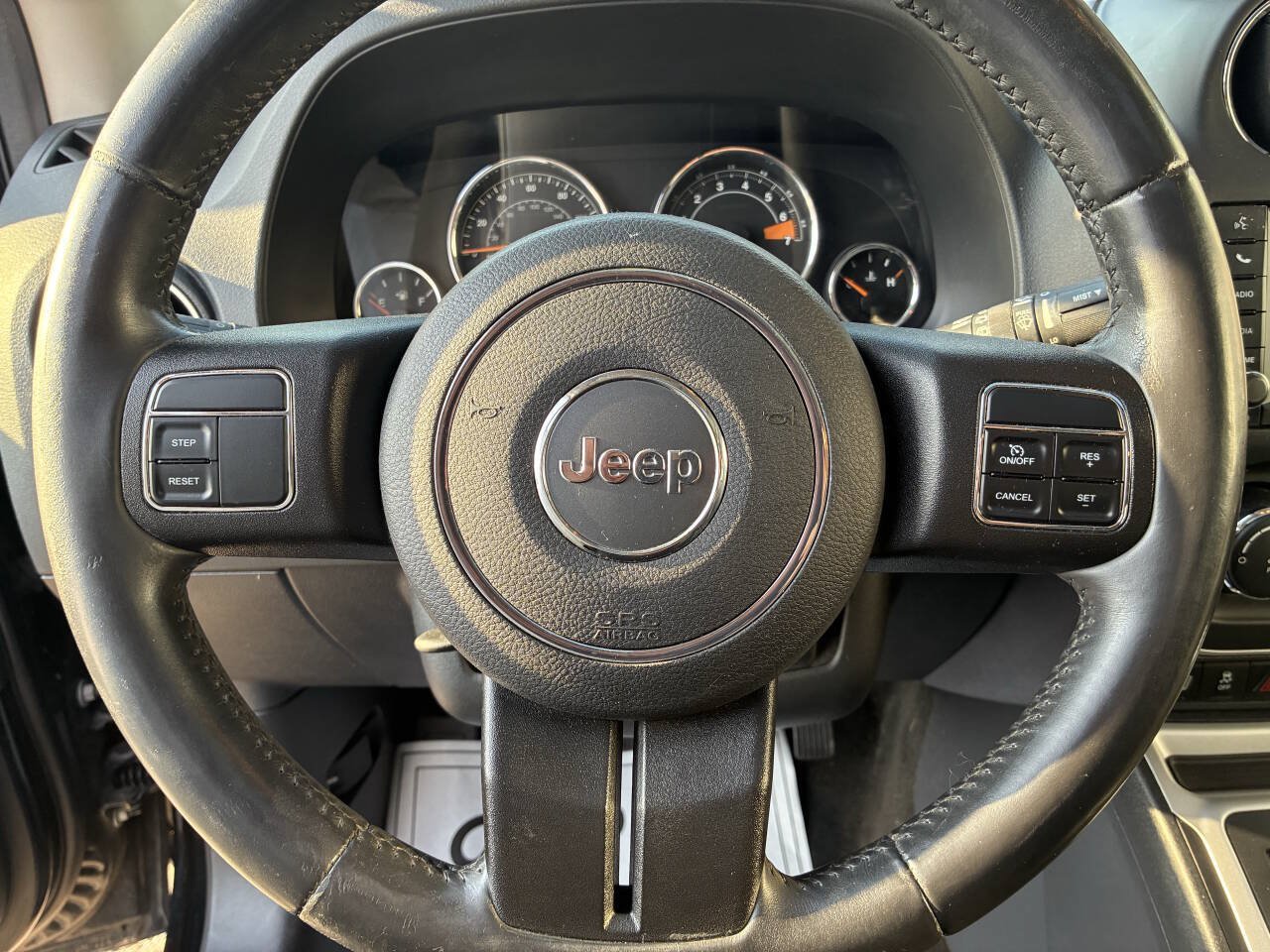 Used 2014 Jeep Compass Latitude w/ Sun/Sound Group FWD image 11