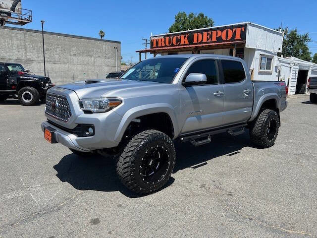 Used 2019 Toyota Tacoma TRD Sport image 3
