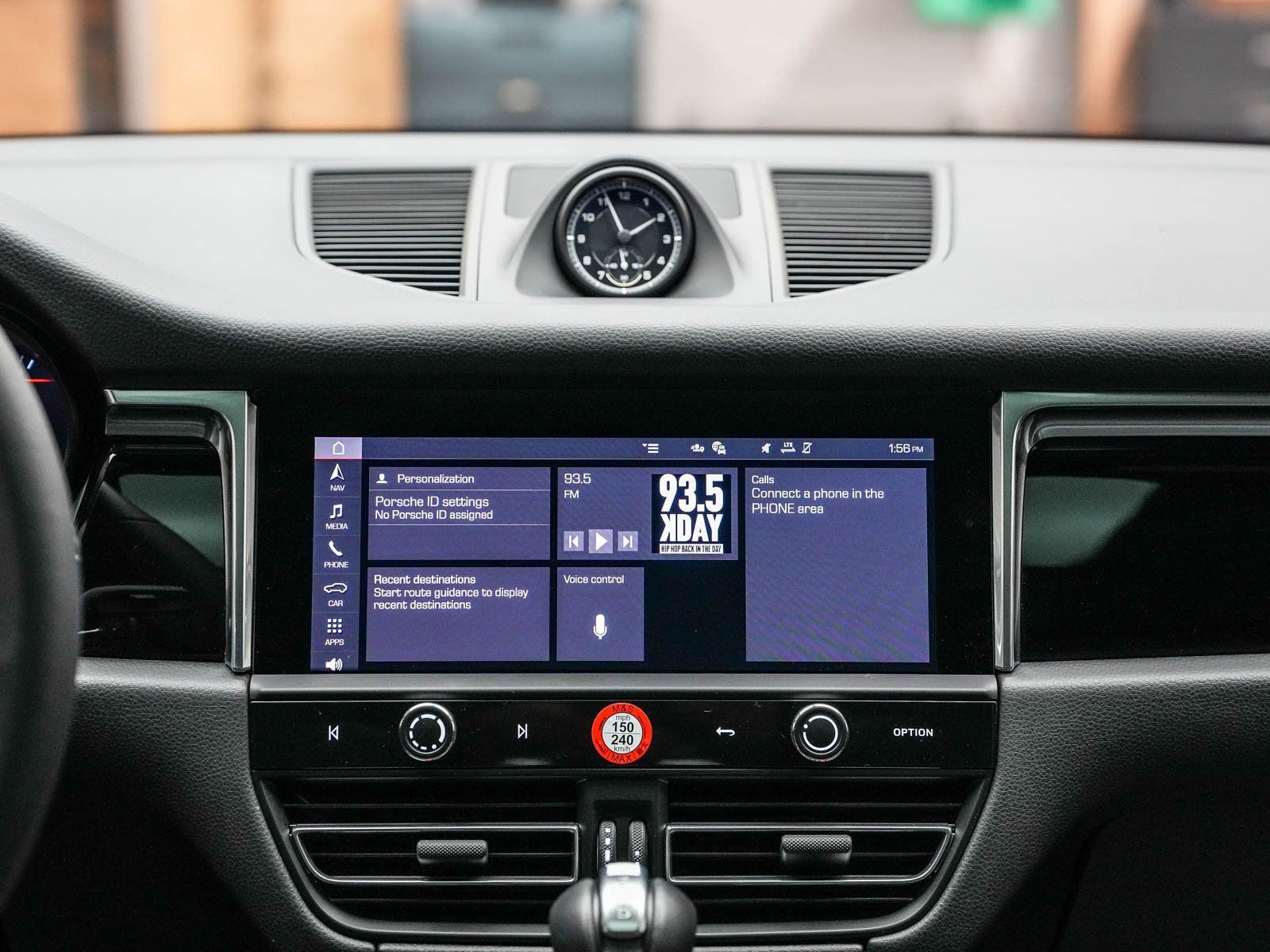 Certified 2025 Porsche Macan image 17