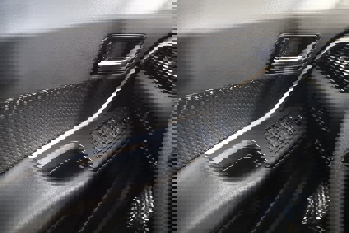 Used 2021 Toyota C-HR LE image 28