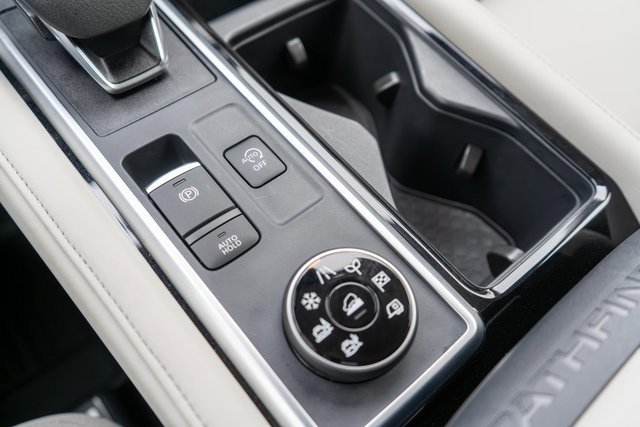 Certified 2025 Nissan Pathfinder SL image 37