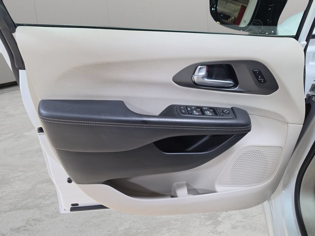 Used 2024 Chrysler Pacifica Touring-L FWD image 13