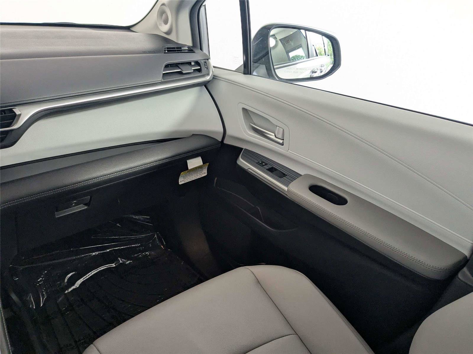 Used 2025 Toyota Sienna XLE w/ XLE Plus Package FWD image 38