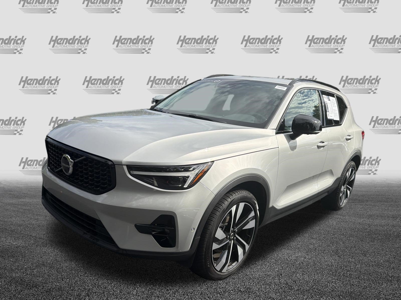 Certified 2025 Volvo XC40 B5 Ultra AWD/4WD image 5
