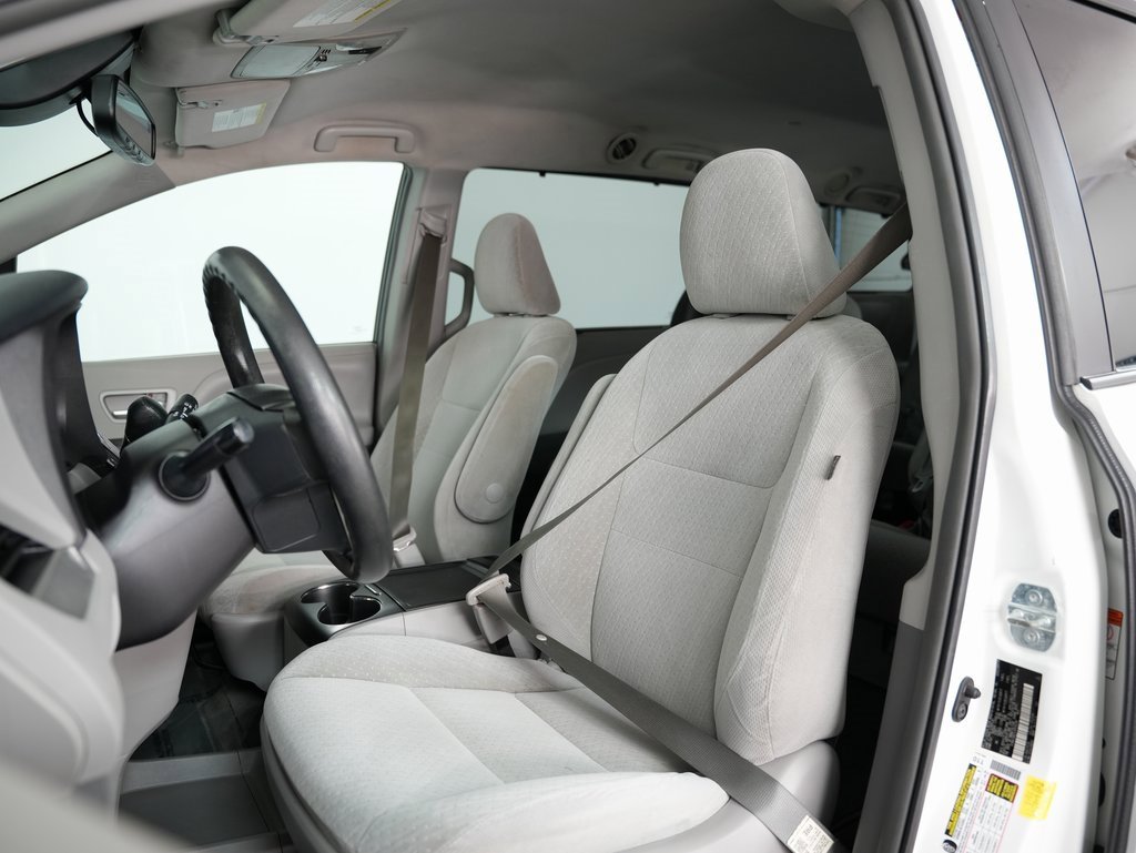 Used 2018 Toyota Sienna LE image 41