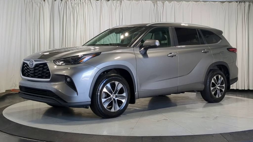 Used 2025 Toyota Highlander XLE AWD/4WD image 5