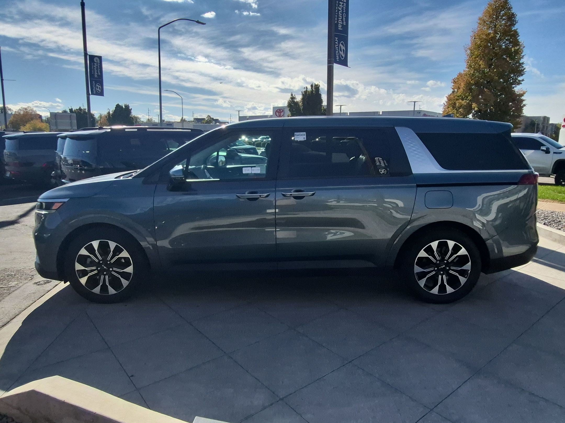 Used 2024 Kia Carnival EX FWD image 8