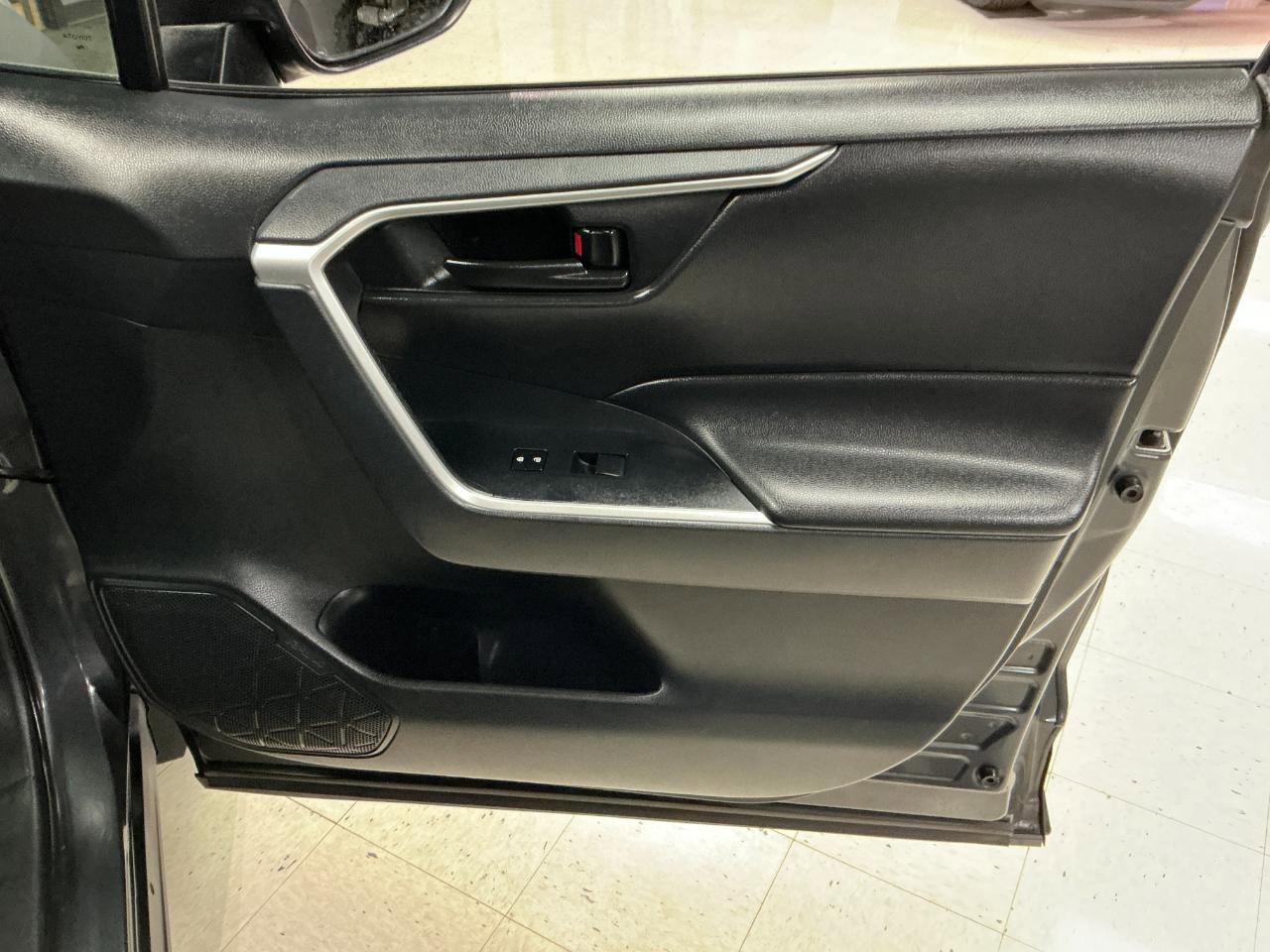 Used 2019 Toyota RAV4 LE AWD/4WD image 27