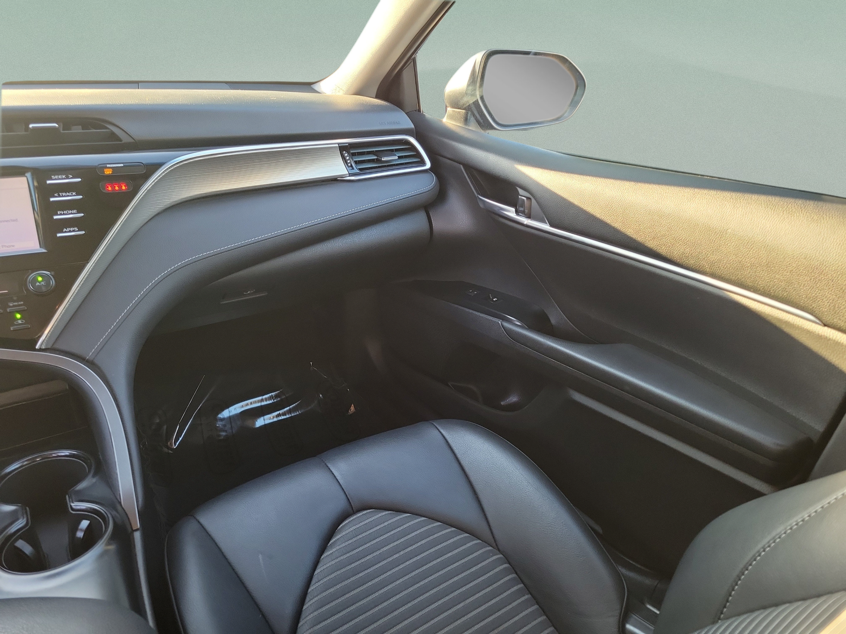 Used 2018 Toyota Camry SE FWD image 11