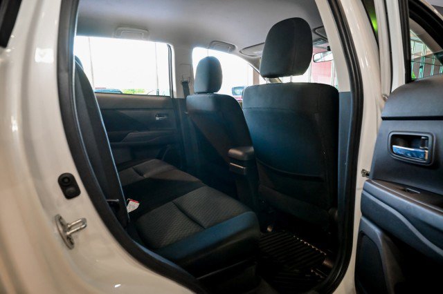 Used 2014 Mitsubishi Outlander SE AWD/4WD image 24