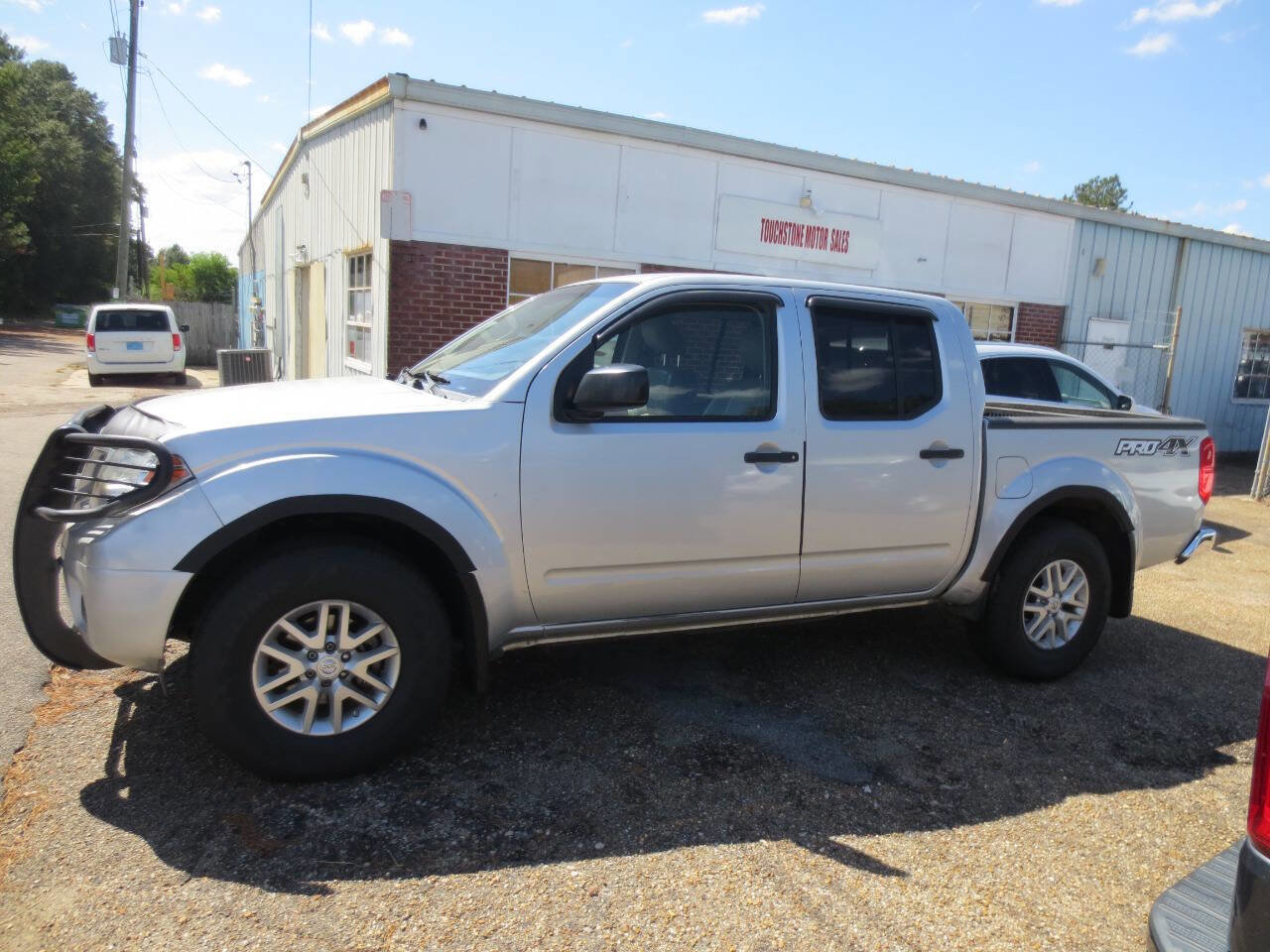 Used 2019 Nissan Frontier SV image 1