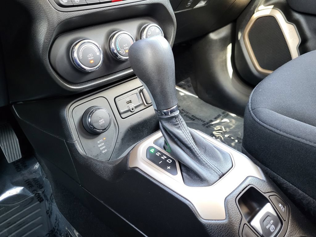 Used 2017 Jeep Renegade Latitude w/ Cold Weather Group AWD/4WD image 11