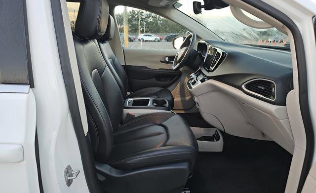 Used 2024 Chrysler Pacifica Touring-L image 10