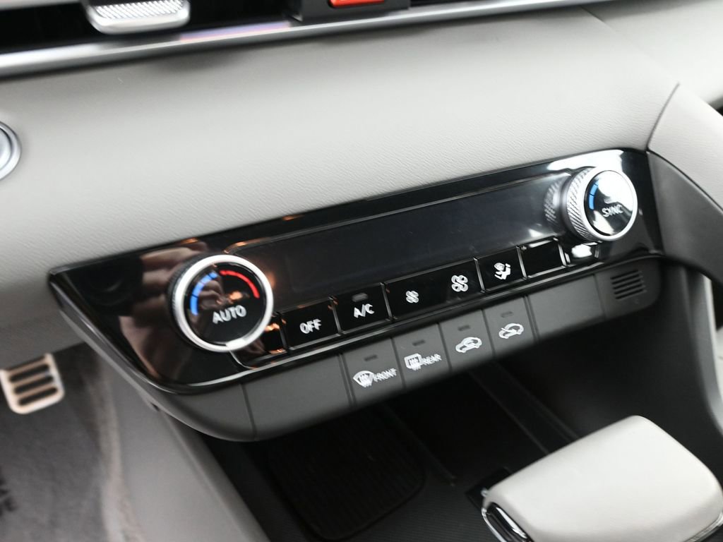 Certified 2025 Hyundai Elantra Sport image 34