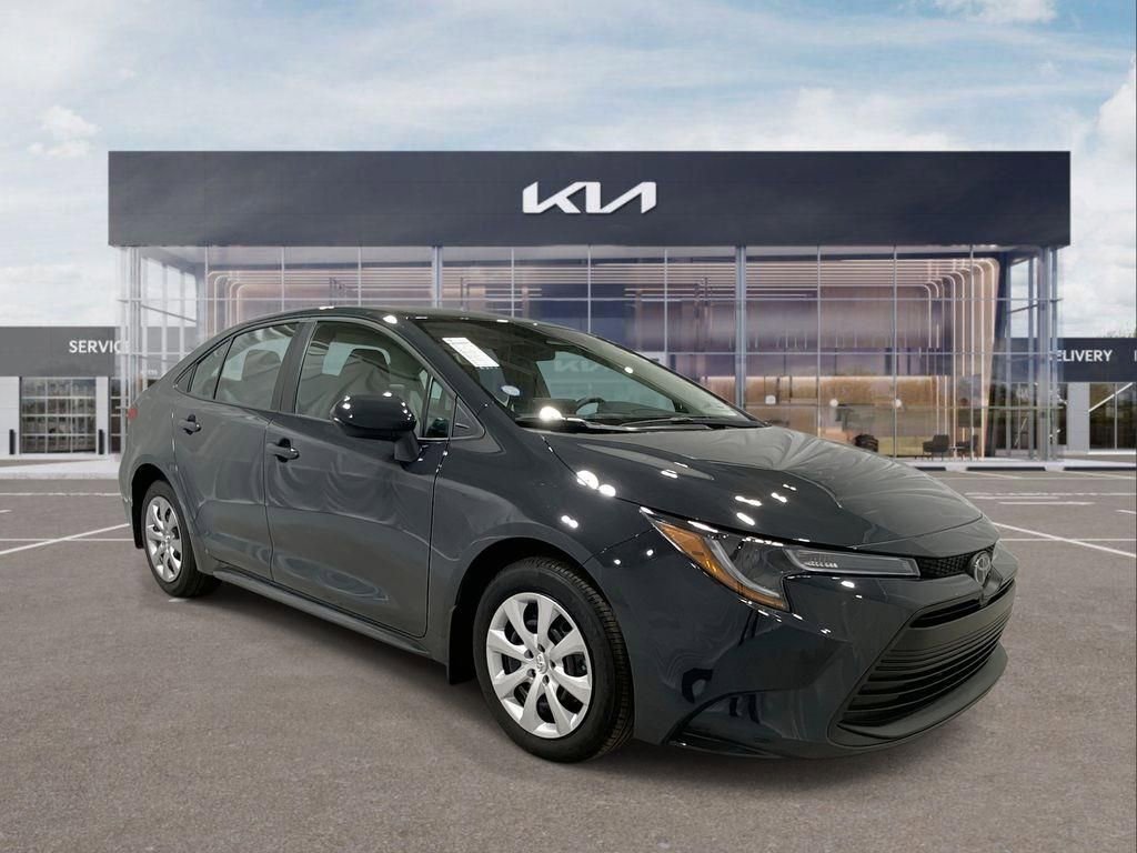 Used 2025 Toyota Corolla LE image 2