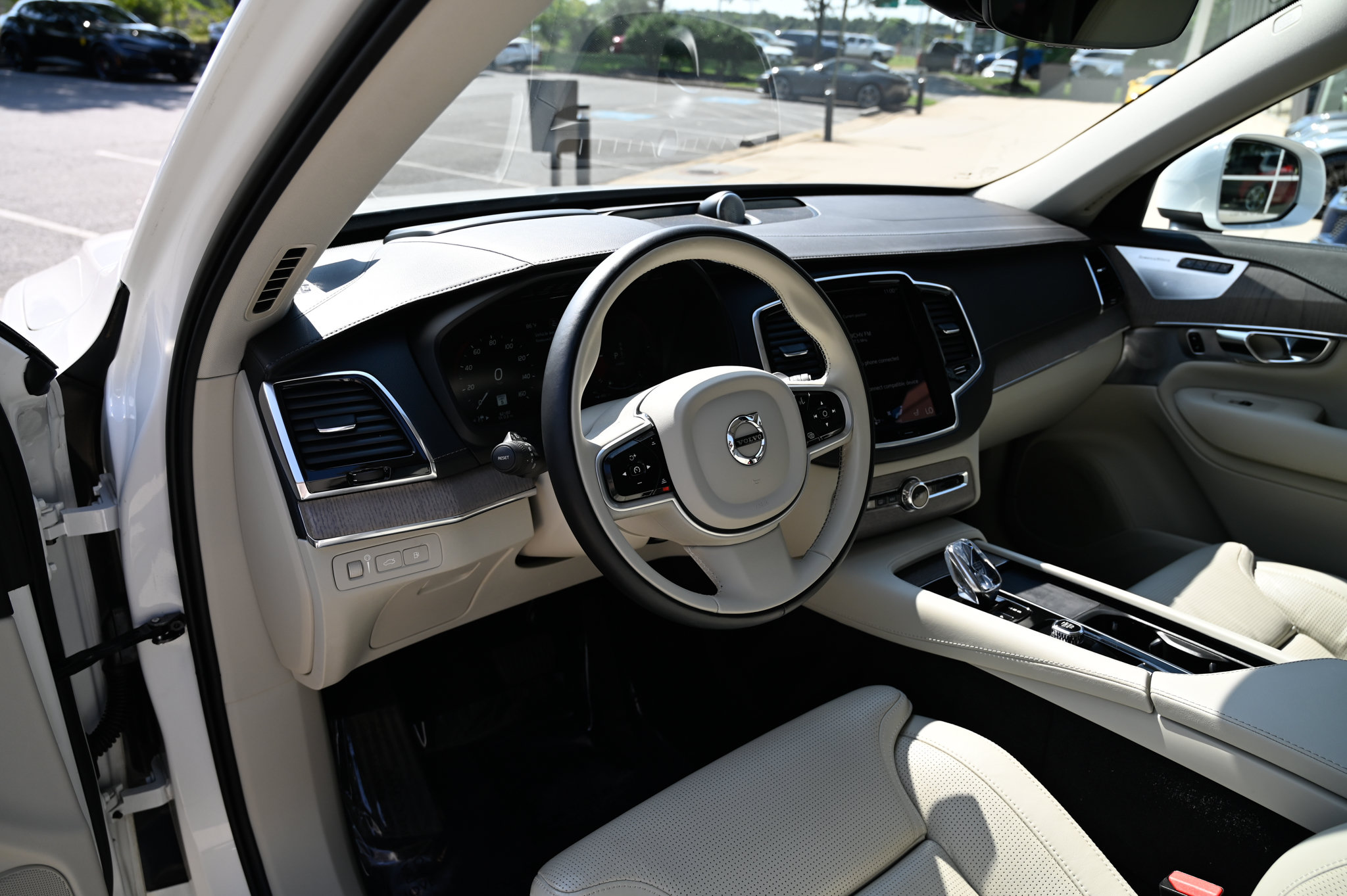 Used 2022 Volvo XC90 T8 Inscription w/ Advanced Package AWD/4WD image 16