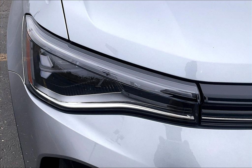 Used 2025 Volkswagen Taos SE image 32