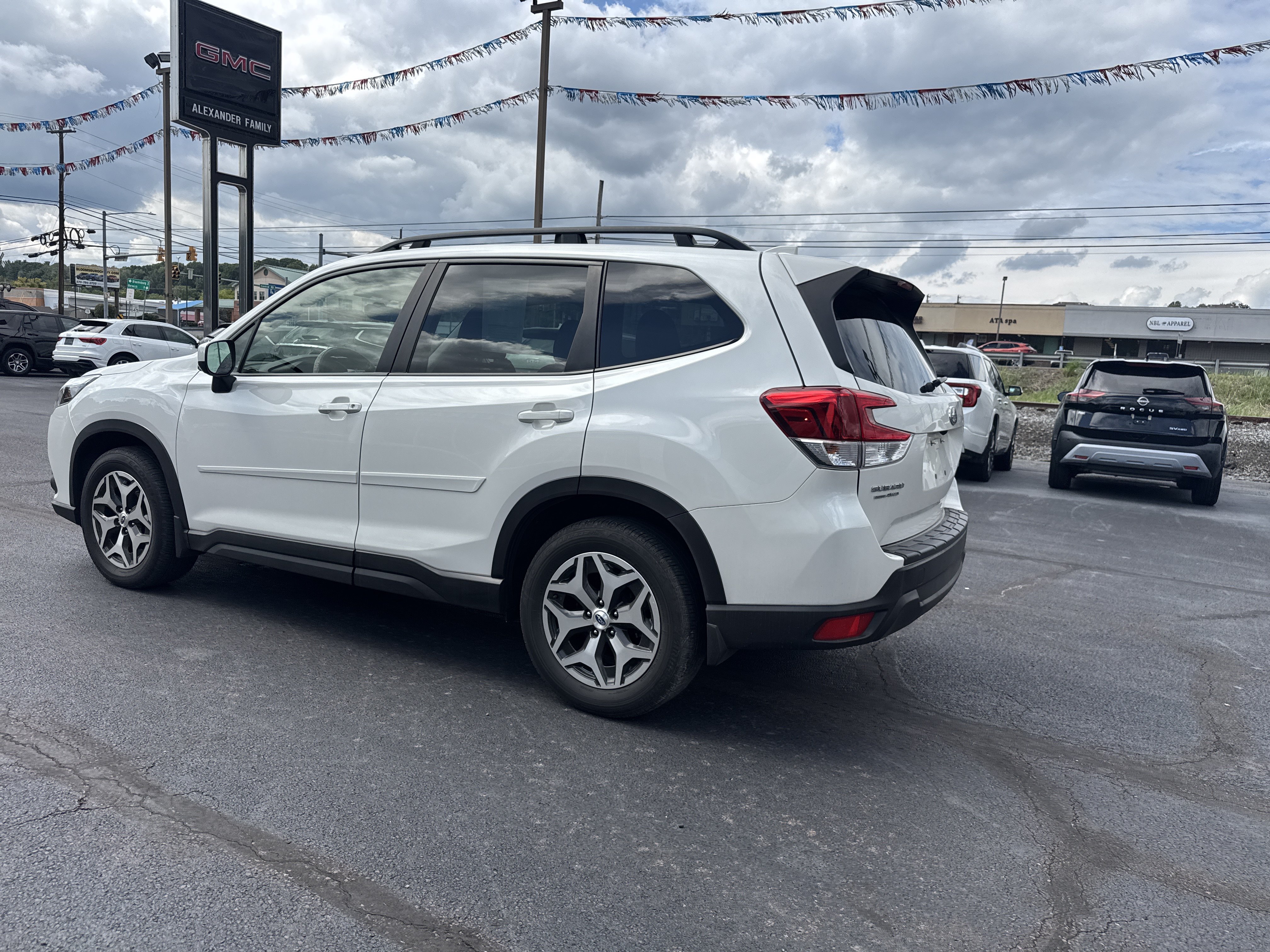Used 2023 Subaru Forester Premium AWD/4WD image 6