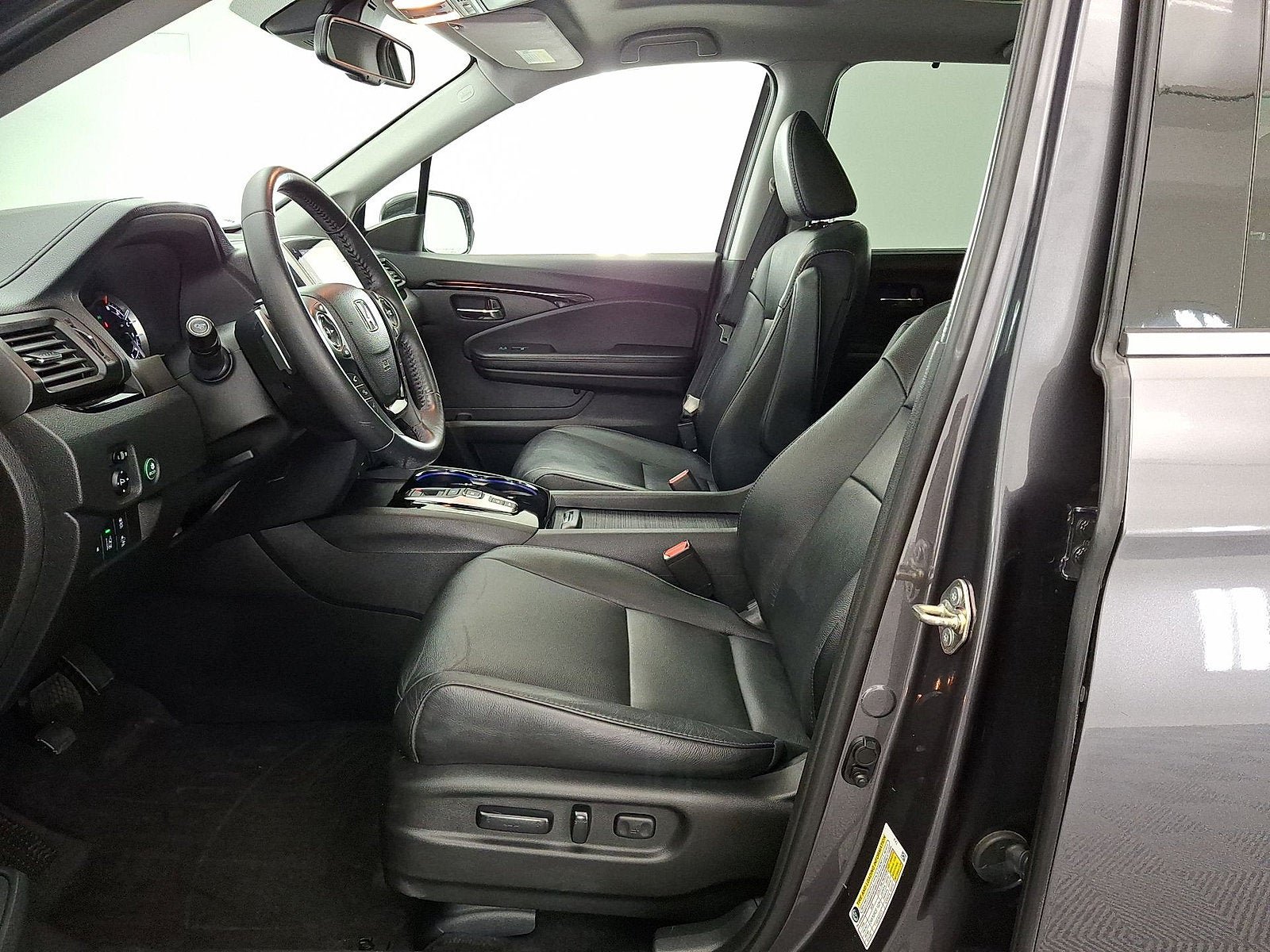Used 2018 Honda Pilot Touring image 3