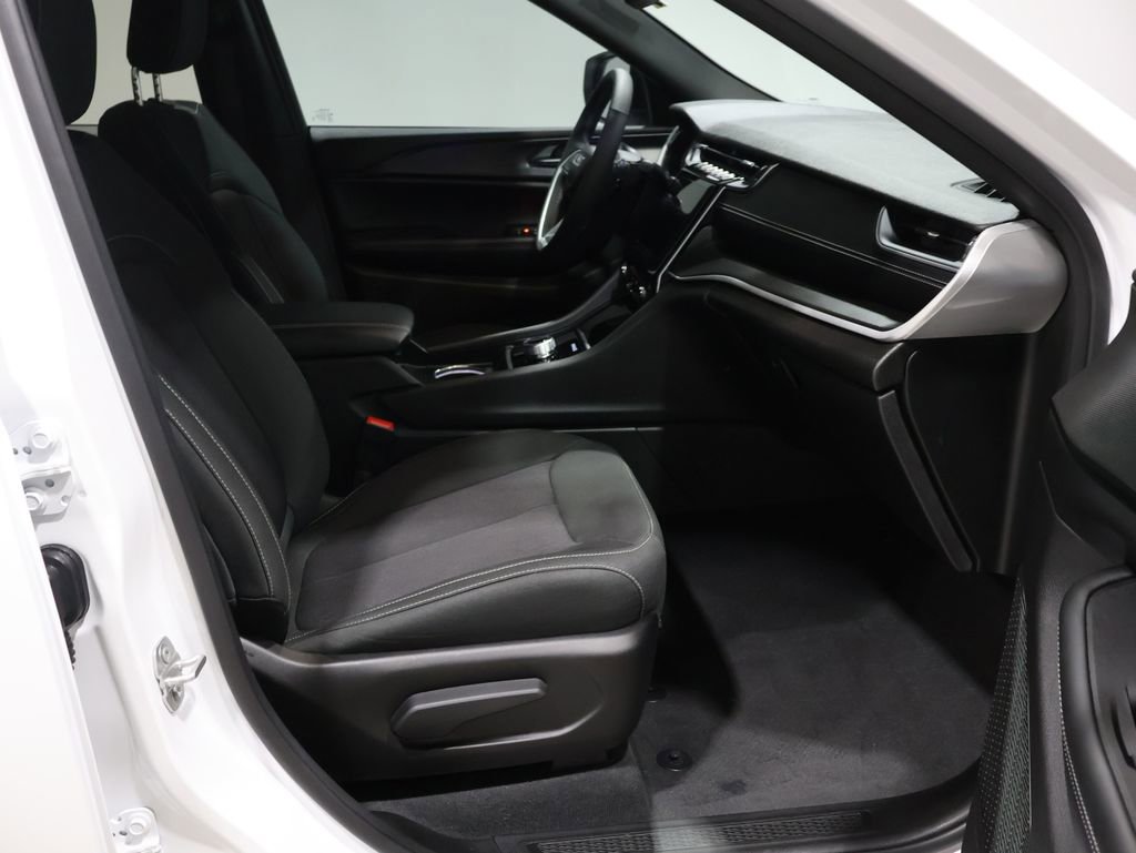 Used 2025 Jeep Grand Cherokee Laredo w/ Luxury Tech Group I image 21