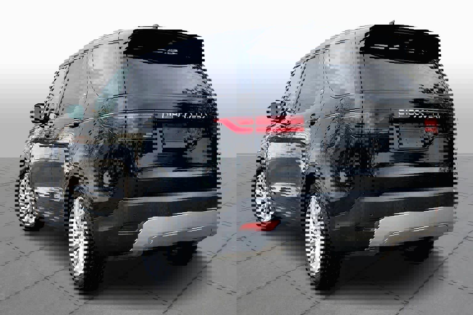 Used 2024 Land Rover Discovery S image 11