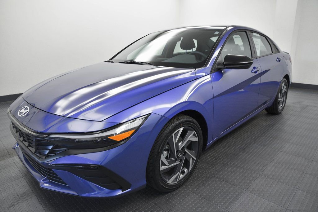 Used 2025 Hyundai Elantra SEL image 3