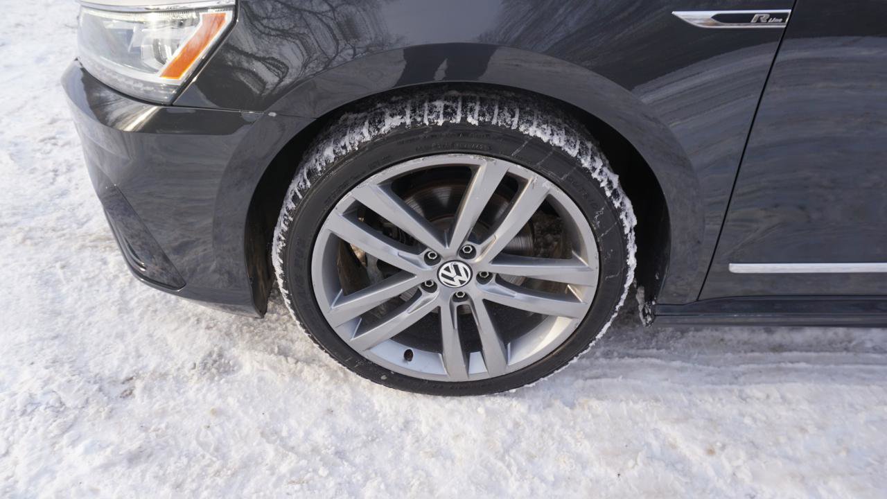 Used 2017 Volkswagen Passat 1.8T R-Line w/ R-Line Lighting Package FWD image 9