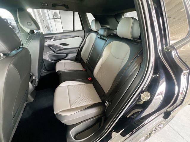 Used 2025 Volkswagen Tiguan SE R-Line image 27