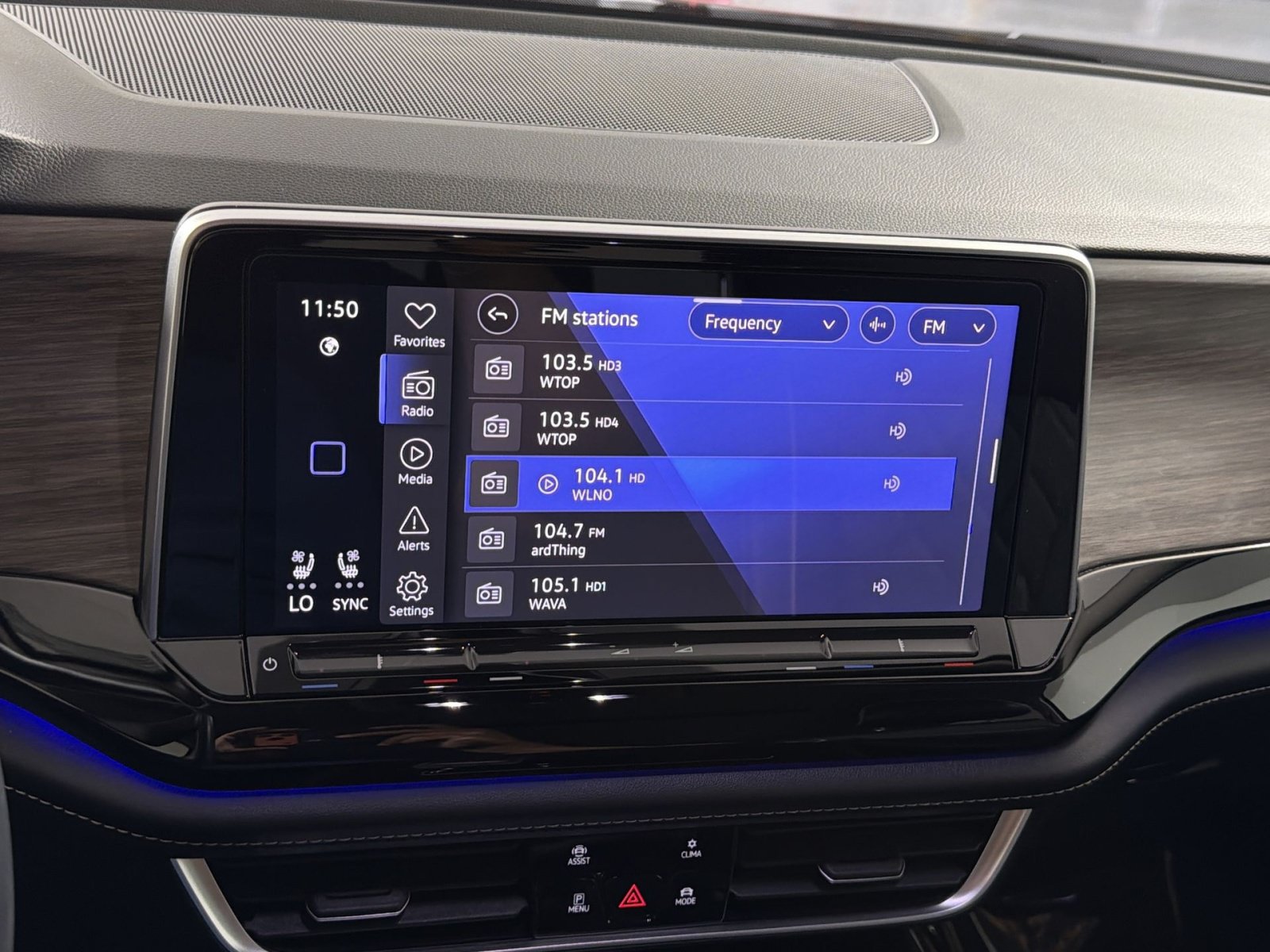 Used 2024 Volkswagen Atlas SEL Premium R-Line AWD/4WD image 18