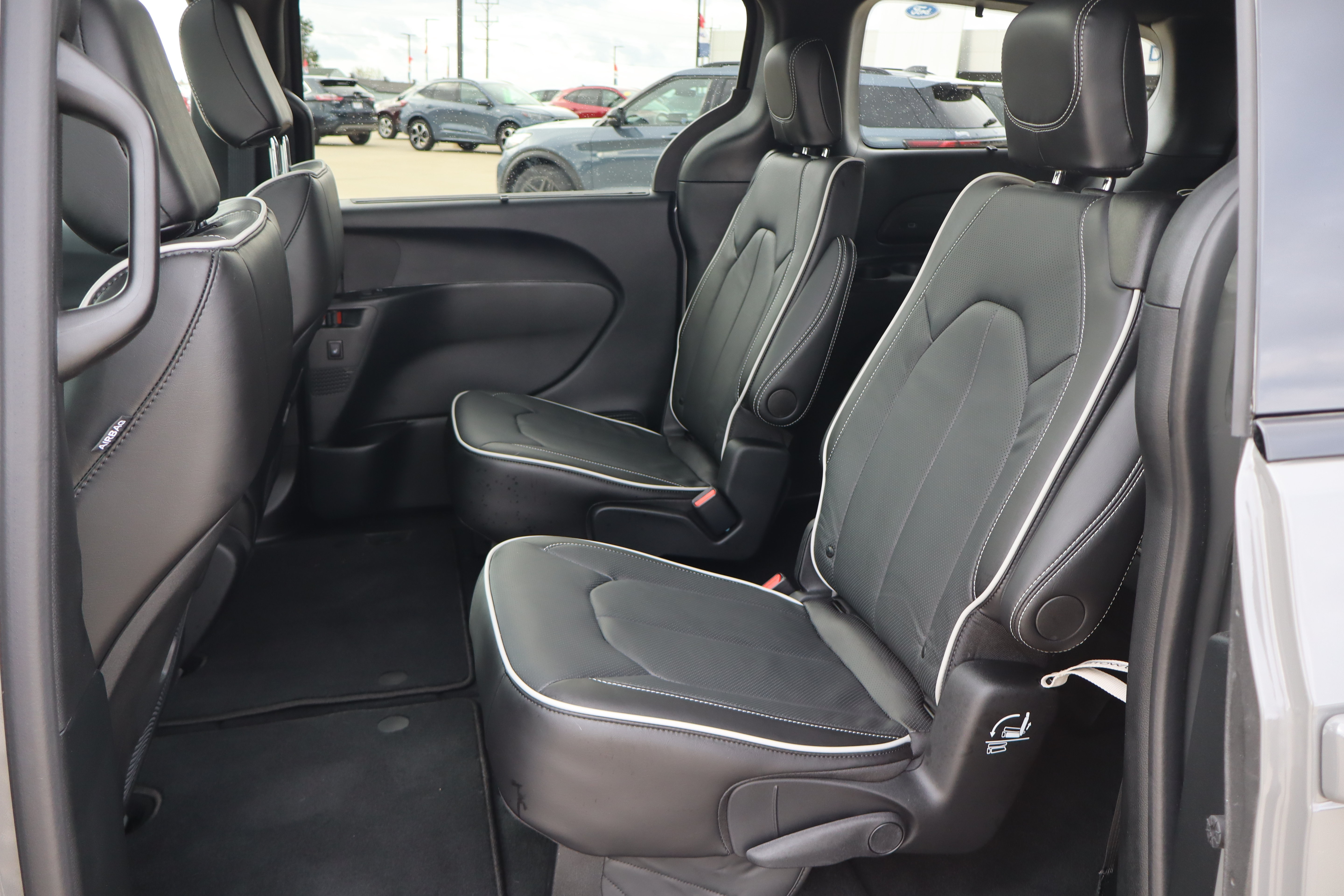 Used 2025 Chrysler Pacifica Limited FWD image 10