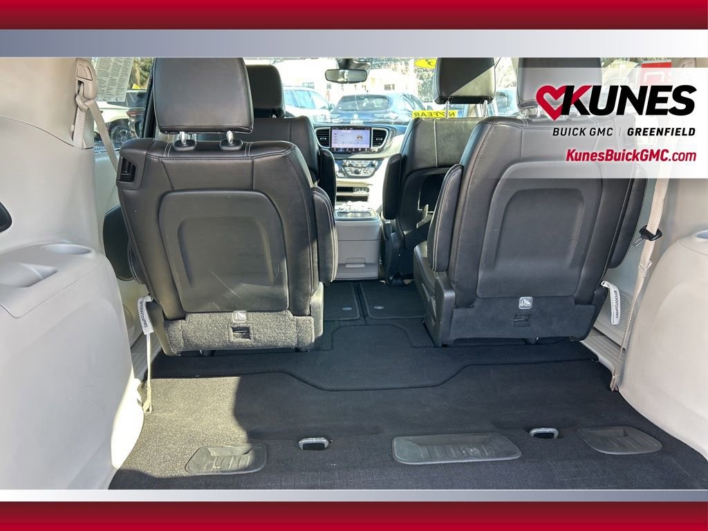 Used 2023 Chrysler Pacifica Touring-L image 36