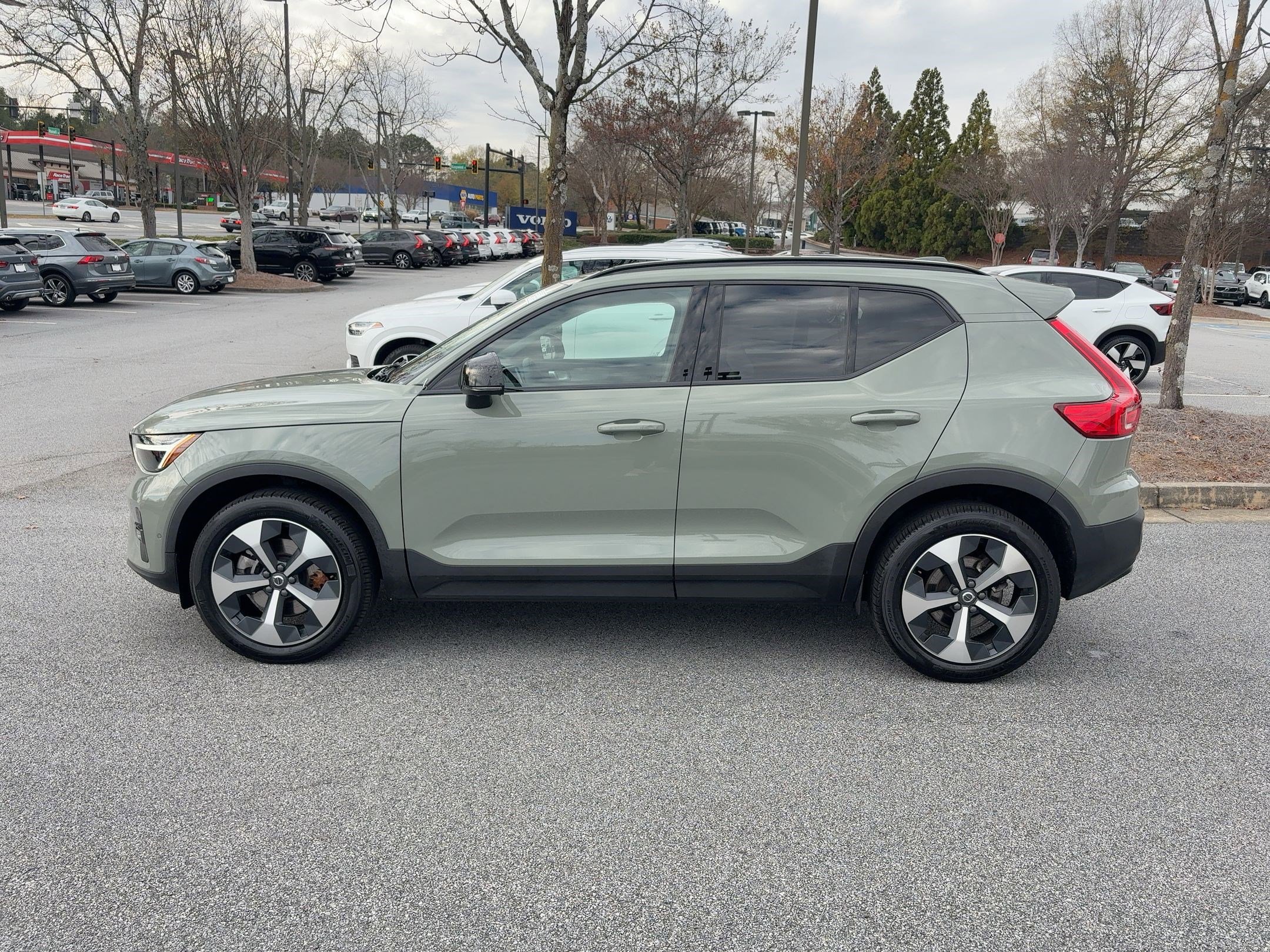 Used 2024 Volvo XC40 B5 Plus w/ Climate Package image 2