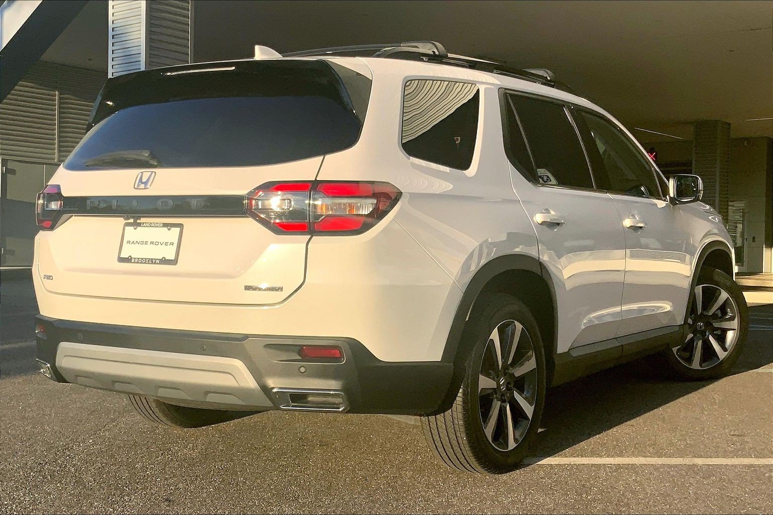 Used 2025 Honda Pilot Touring image 12