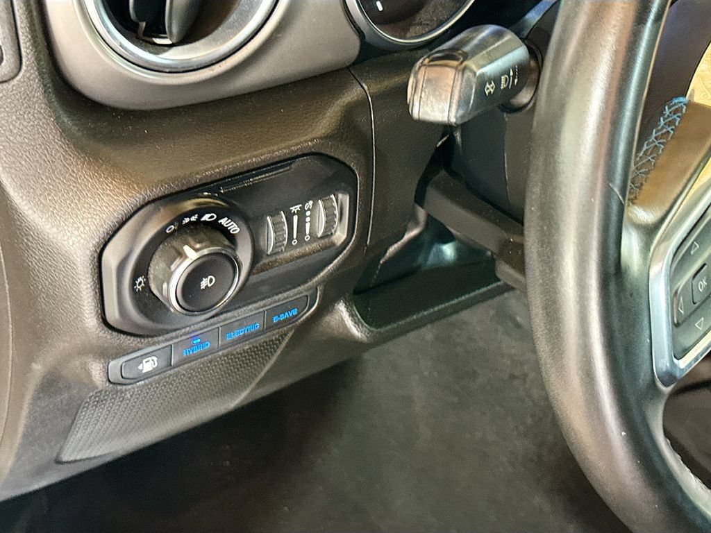 Used 2022 Jeep Wrangler Unlimited Rubicon 4xe AWD/4WD image 11