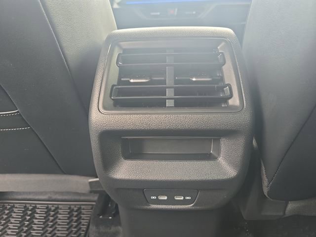 Used 2025 Volkswagen Tiguan SE image 33