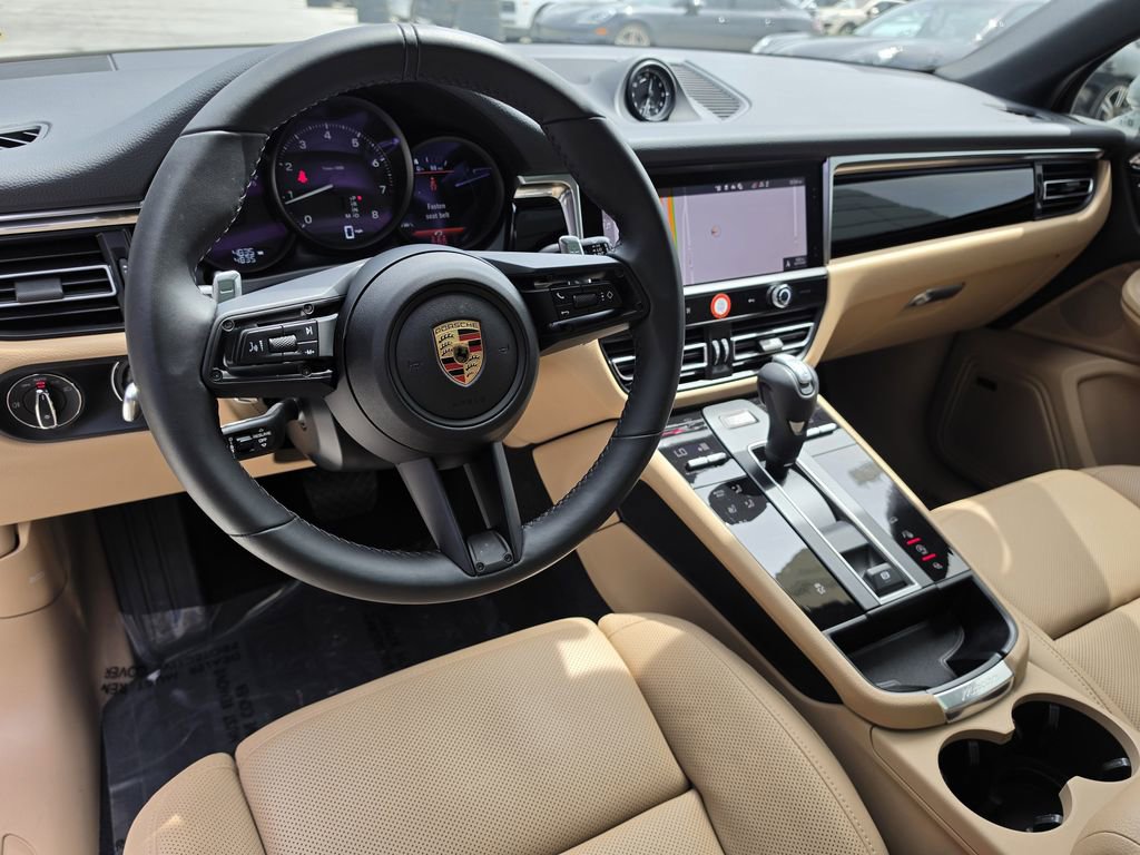 Certified 2025 Porsche Macan image 4