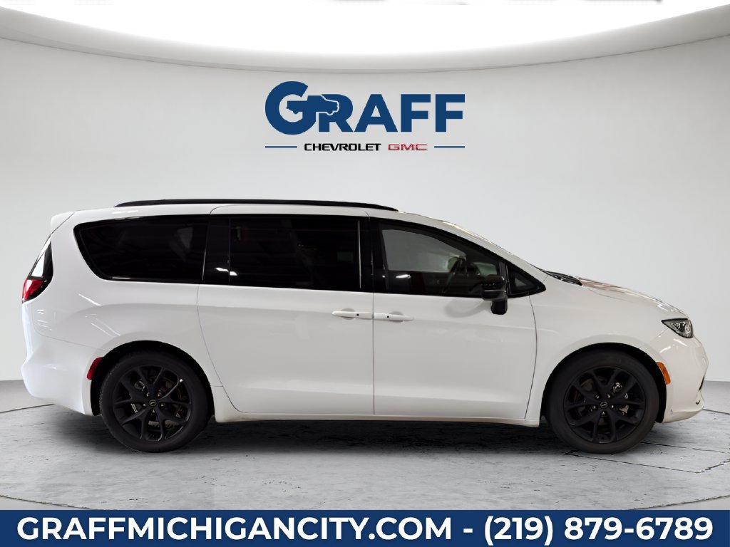 Used 2025 Chrysler Pacifica Limited FWD image 6