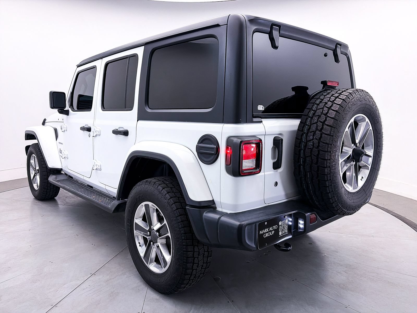 Used 2020 Jeep Wrangler Unlimited Sahara AWD/4WD image 9
