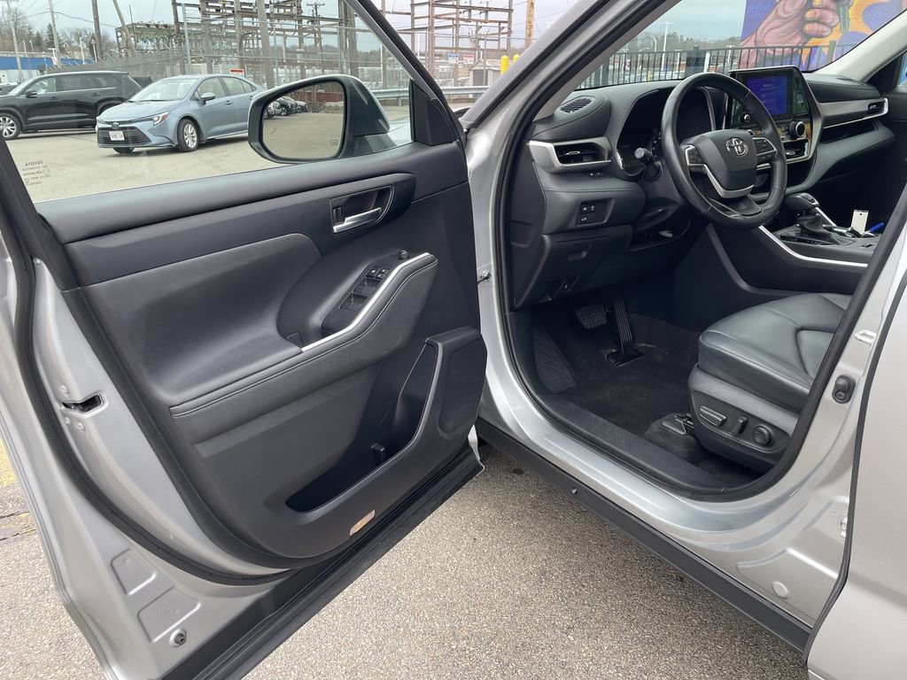 Used 2023 Toyota Highlander XLE image 14